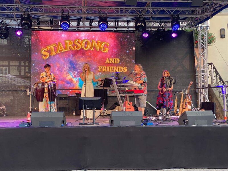Band auf der Bühne